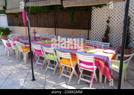 Table pour les repas autour de la piscine Banque D'Images