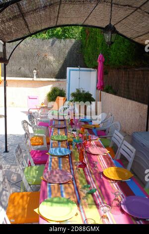 Table pour les repas autour de la piscine Banque D'Images