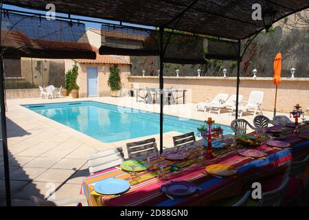 Table pour les repas autour de la piscine Banque D'Images