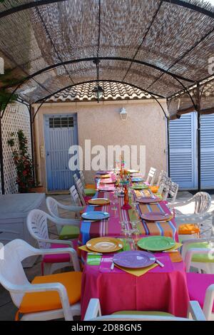 Table pour les repas autour de la piscine Banque D'Images