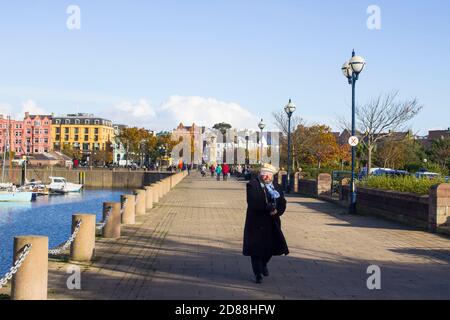 11 juillet 2019 des piétons flânent sur la promenade du port de plaisance en bord de mer dans le comté de Bangor en bas de l'Irlande du Nord lors d'un après-midi automnal lumineux. Banque D'Images