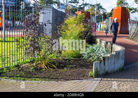 23 octobre 2020. Un homme âgé se promenant seul à travers la zone de loisirs de Pickie Fun Park dans le comté de Bangor, en bas de l'Irlande du Nord, le long d'un octobre brillant Banque D'Images