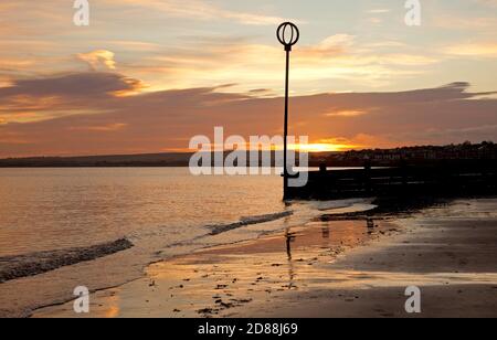 Portobello, Édimbourg, Écosse, Royaume-Uni. 28 octobre 2020. Lever de soleil frais et coloré avec une température de terre de 7 degrés au bord de mer de Firth of Forth. Banque D'Images