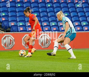 Cardiff, Royaume-Uni, 27 octobre 2020 Natasha Harding (11) Maria Thorisdottir en action au pays de Galles contre la Norvège UEFA WomenÕs EURO 2022 qualifications Round at car Banque D'Images