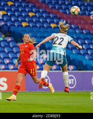 Cardiff, Royaume-Uni, 27 octobre 2020 Natasha Harding (11) Julie Blakstad en action au pays de Galles contre la Norvège UEFA WomenÕs EURO 2022 qualification Round à Cardiff C Banque D'Images
