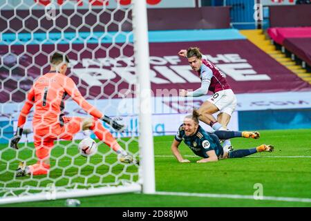 Le gardien de but de Leeds Illan Meslier (1) sauve Aston Villa Midfielder Jack Grealish (10) en train de prendre une photo pendant le championnat d'Angleterre Premier Leag C. Banque D'Images