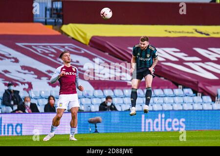 Le défenseur de Leeds United Stuart Dallas (15) est à la tête de la balle pendant Match de football de championnat anglais de la Premier League entre Aston Villa Et LEED C. Banque D'Images