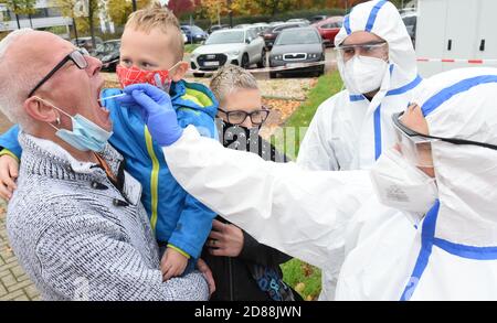 Bitterfeld Wolfen, Allemagne. 26 octobre 2020. Dans le centre de test de l'autorité sanitaire, district de Bitterfeld-Wolfen, les parents et leur enfant peuvent être testés par le Dr. Norbert Braun et Tobias Fischer (r-l) de RettMedic. Le nombre de personnes testées est en augmentation dans le district, comme c'est le cas dans toute l'Allemagne. Credit: Waltraud Grubitzsch/zb/dpa/Alay Live News Banque D'Images