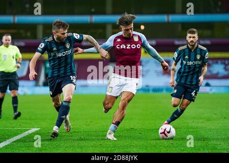 Le défenseur de Leeds United Stuart Dallas (15) s'attaque au milieu de terrain d'Aston Villa Jack Grealish (10) lors du championnat d'Angleterre de football de la première Ligue M C Banque D'Images