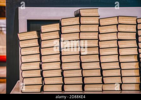 La pile de vieux livres de Vartov Kirke a une signification culturelle, religieuse et dévotionnelle. Assortiment ou pile de volumes religieux ou de tomes dans une église Banque D'Images