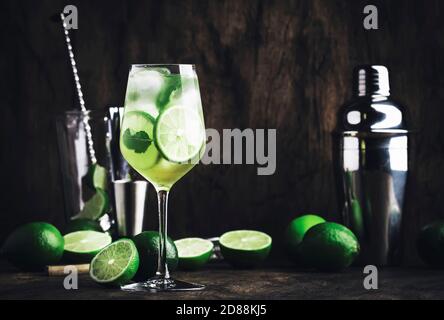 Hugo cocktail, apéritif italien d'été préparé avec du vin mousseux Prosecco, du citron vert, de la menthe et du sirop de fleurs de sureau Banque D'Images