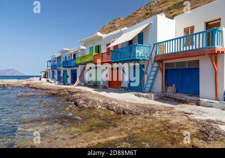 Serres traditionnelles dans le village de pêcheurs de Klima, île de Milos, Grèce. Banque D'Images