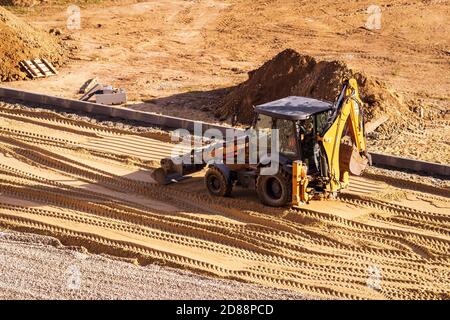 Russie, Kaluga - 27 OCTOBRE 2020 : tracteur avec godet de nivellement de sable pour la construction de routes. Banque D'Images