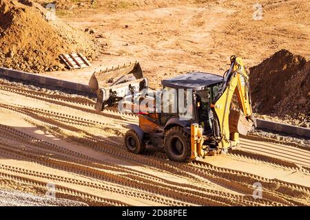 Russie, Kaluga - 27 OCTOBRE 2020 : tracteur avec godet de nivellement de sable pour la construction de routes. Banque D'Images