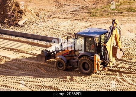 Russie, Kaluga - 27 OCTOBRE 2020 : tracteur avec godet de nivellement de sable pour la construction de routes. Banque D'Images