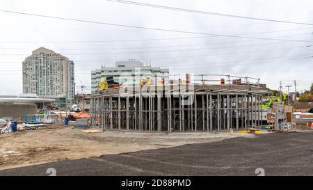 La construction du nouveau centre de transport KIPLING GO & MiWay est en cours. Le projet est en retard en raison de l'impact de la pandémie du coronavirus Banque D'Images