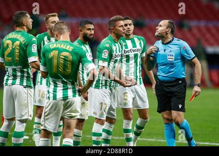 Joaquin Sanchez de Real Betis proteste contre la carte rouge à Martin Montoya pendant le championnat d'Espagne la Liga football match Entre Atletico de Madr C Banque D'Images