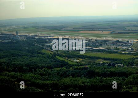 L'aéroport international de Vienne en Autriche vu depuis un petit avion 11.9.2020 Banque D'Images