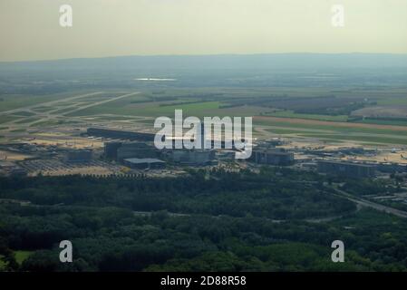 L'aéroport international de Vienne en Autriche vu depuis un petit avion 11.9.2020 Banque D'Images