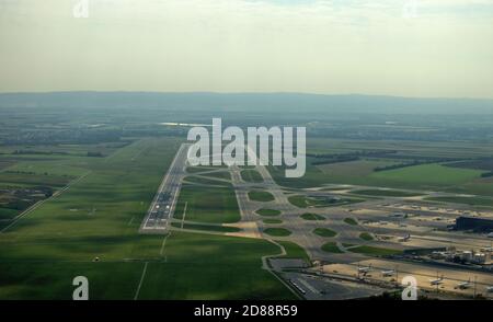 L'aéroport international de Vienne en Autriche vu depuis un petit avion 11.9.2020 Banque D'Images