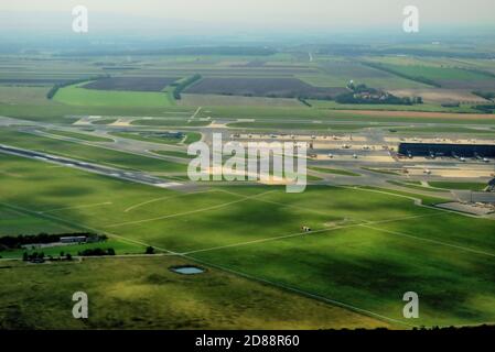 L'aéroport international de Vienne en Autriche vu depuis un petit avion 11.9.2020 Banque D'Images