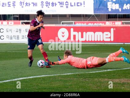 Séoul, Corée du Sud. 18 octobre 2020. (G-D) Masatoshi Ishida (Suwon FC), Goalkeeper Park Jun-Hyuk (Jeonnam Dragons FC), 18 octobre 2020 - football : match de la Ligue 2 de la Ligue 2 de la Corée du Sud de 2020 K, 2e tour 24 entre le FC Suwon 3-4 Jeonnam Dragons FC au stade Suwon de Suwon, au sud de Séoul, Corée du Sud. Credit: Lee Jae-won/AFLO/Alay Live News Banque D'Images