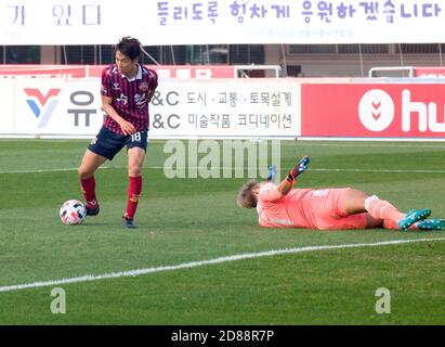 Séoul, Corée du Sud. 18 octobre 2020. (G-D) Masatoshi Ishida (Suwon FC), Goalkeeper Park Jun-Hyuk (Jeonnam Dragons FC), 18 octobre 2020 - football : match de la Ligue 2 de la Ligue 2 de la Corée du Sud de 2020 K, 2e tour 24 entre le FC Suwon 3-4 Jeonnam Dragons FC au stade Suwon de Suwon, au sud de Séoul, Corée du Sud. Credit: Lee Jae-won/AFLO/Alay Live News Banque D'Images