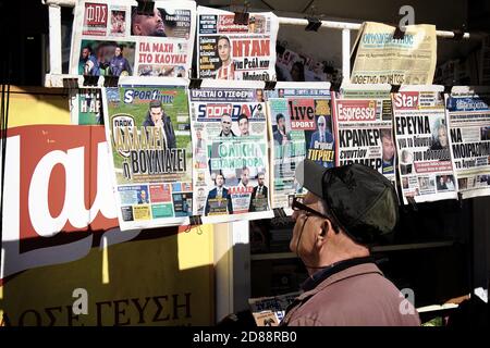 Homme regardant les journaux dans un kiosque de presse à Athènes, Grèce, février 4 2020. Banque D'Images