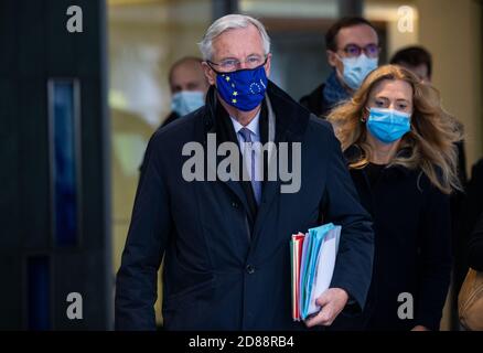 Londres, Royaume-Uni. 28 octobre 2020. Le négociateur en chef de l'UE, Michel Barnier, quitte son hôtel pour poursuivre les négociations de l'UE avec David Frost. Crédit : Mark Thomas/Alay Live News Banque D'Images