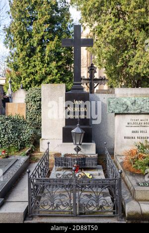 Prague, République tchèque - 12 mars 2020 : cimetière de Vysehrad, nécropole. Tombe de l'écrivain tchèque Jan Neruda Banque D'Images