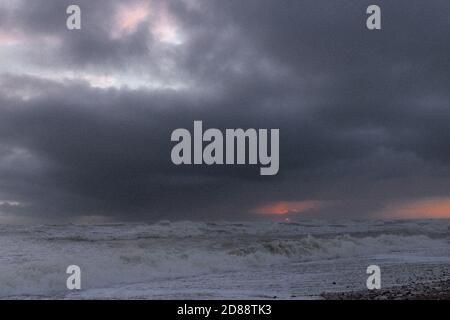 UN COUCHER DE SOLEIL NUAGEUX ET ORAGEUX SUR BRIGHTON BEACH, BRIGHTON & HOVE, ANGLETERRE - 27 OCTOBRE 2020 Banque D'Images