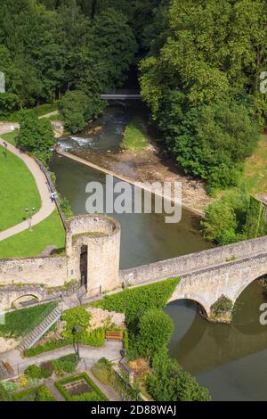 Luxembourg, Luxembourg, la ville de Luxembourg, la passerelle en pierre de Stierchen au-dessus de la rivière Alzette Banque D'Images