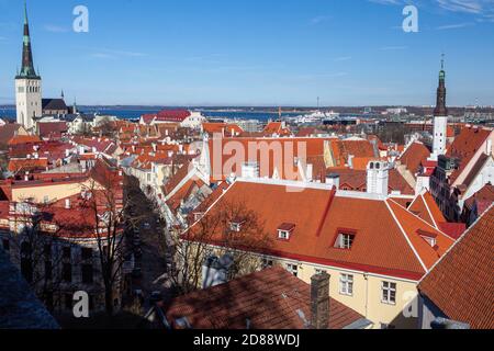 Vieille ville de Tallinn, Estonie. Vue sur la ville depuis une hauteur. Clair jour d'été. 30 avril 2018 Banque D'Images