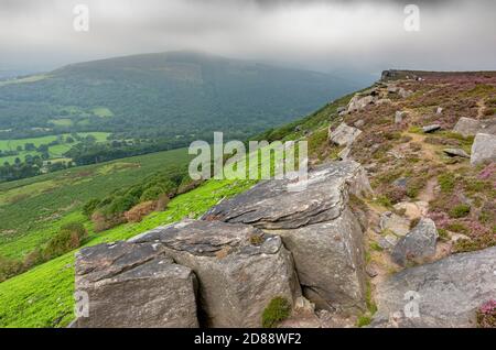 Une vue de Bamford Edge sur un matin gris brumeux .Peak district parc national, Derbyshire, Angleterre, Royaume-Uni Banque D'Images