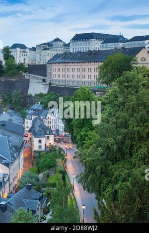 Luxembourg, ville de Luxembourg, vue sur le Grund - la ville basse vers le plateau de Saint Esprit et la ville judiciaire - un site qui abrite un certain nombre de Banque D'Images