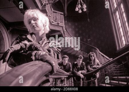 Groupe de rock indépendant The Primitifs photographié à l'hôtel St Pancras de Londres en 1988 Banque D'Images