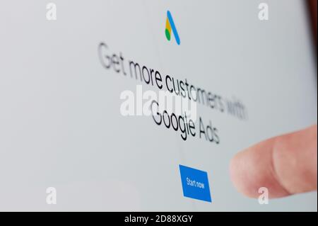 New york, Etats-Unis - 27 octobre 2020 : lancez google ad avec écran tactile gros plan Banque D'Images