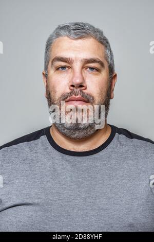portrait d'un homme à cheveux gris de 40-50 ans avec un barbe Banque D'Images