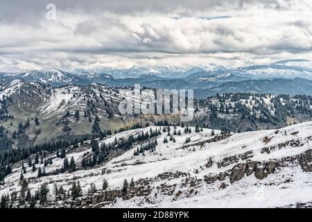 Paysage magnifique dans les montagnes Allgau des Alpes allemandes avec la première neige de la saison d'hiver et un paysage nuageux spectaculaire Banque D'Images