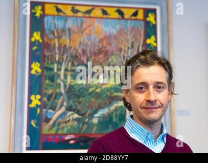 Édimbourg, Écosse, Royaume-Uni. 28 octobre 2020. L'exposition de Lachlan Goudie, qui s'inspire des contes de fées et de ses expériences pendant le confinement, se déroule à la Scottish Gallery d'Édimbourg du 28 octobre au 25 novembre. Photo : l'artiste à côté de la peinture Fairy Tales. Iain Masterton/Alay Live News Banque D'Images