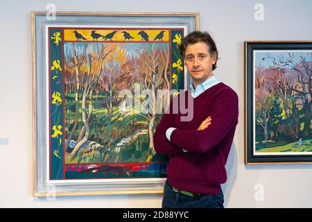 Édimbourg, Écosse, Royaume-Uni. 28 octobre 2020. L'exposition de Lachlan Goudie, qui s'inspire des contes de fées et de ses expériences pendant le confinement, se déroule à la Scottish Gallery d'Édimbourg du 28 octobre au 25 novembre. Photo : l'artiste à côté de la peinture Fairy Tales. Iain Masterton/Alay Live News Banque D'Images