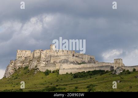 Le château de Spis (Spissky hrad). Célèbre Monument culturel national en Slovaquie. Patrimoine de l'UNESCO. Banque D'Images