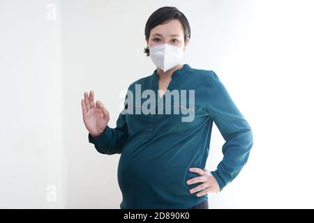 Prise de vue d'une femme enceinte portant un masque médical Banque D'Images
