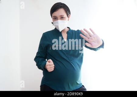 Prise de vue d'une femme enceinte portant un masque médical Banque D'Images