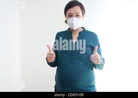 Prise de vue d'une femme enceinte portant un masque médical Banque D'Images