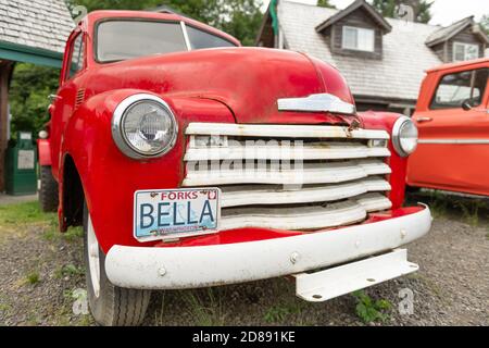 FORKS, WASHINGTON - Le 27 juin 2018 : Rouge ramasser des camions de la série Twilight. La ville était le paramètre pour les films. Banque D'Images