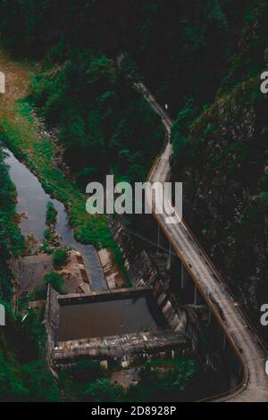 Route entourée de nature verte, drone aérien, vue au-dessus Banque D'Images