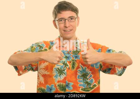 Studio shot of happy man smiling while giving Thumbs up Banque D'Images