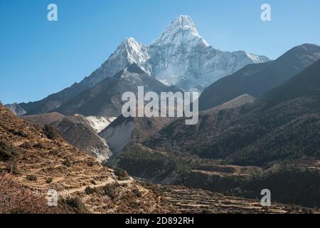 La puissante Ama Dablam de Pangboche. Banque D'Images