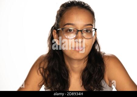 portrait d'une jeune femme arabe sérieuse avec des lunettes sur du blanc arrière-plan Banque D'Images